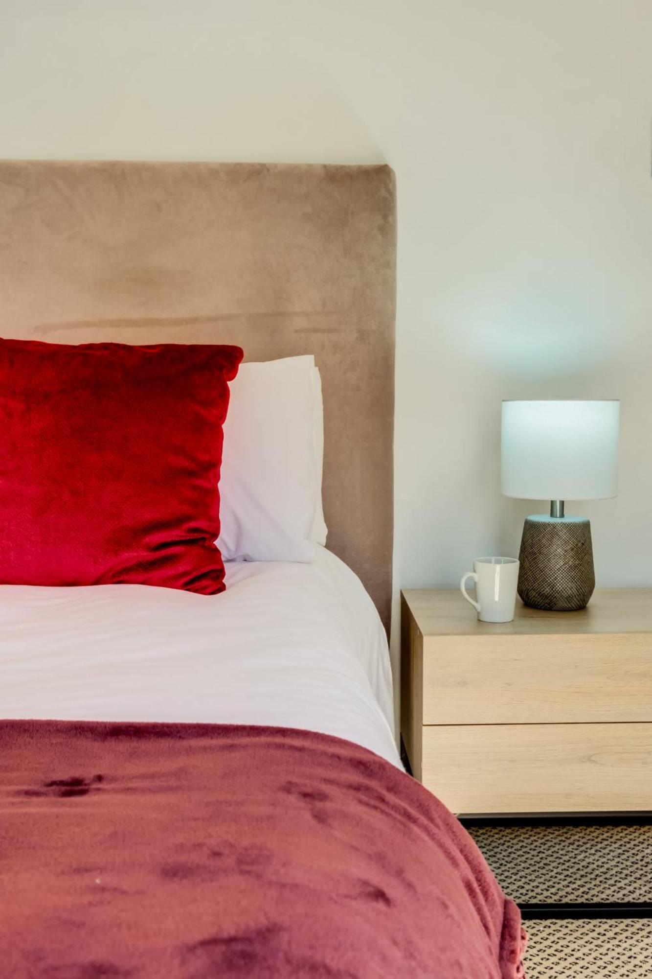 Charming 6-br Camps Bay 2 Pools And Sea Views Holiday home *