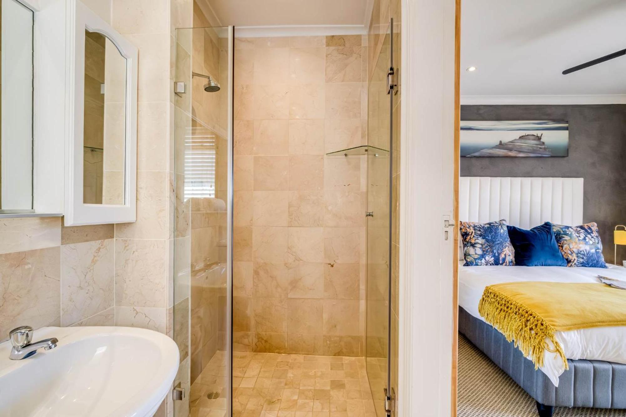 Charming 6-br Camps Bay 2 Pools And Sea Views *