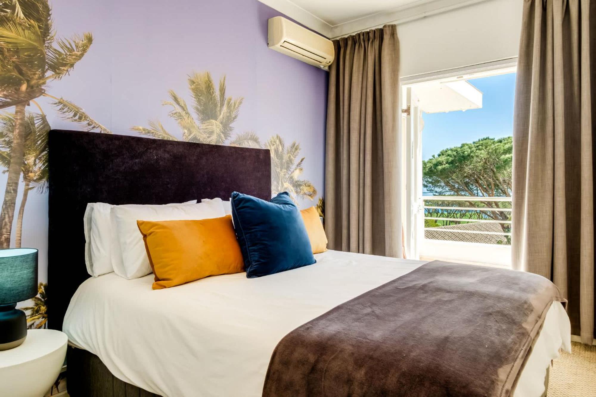 Charming 6-br Camps Bay 2 Pools And Sea Views