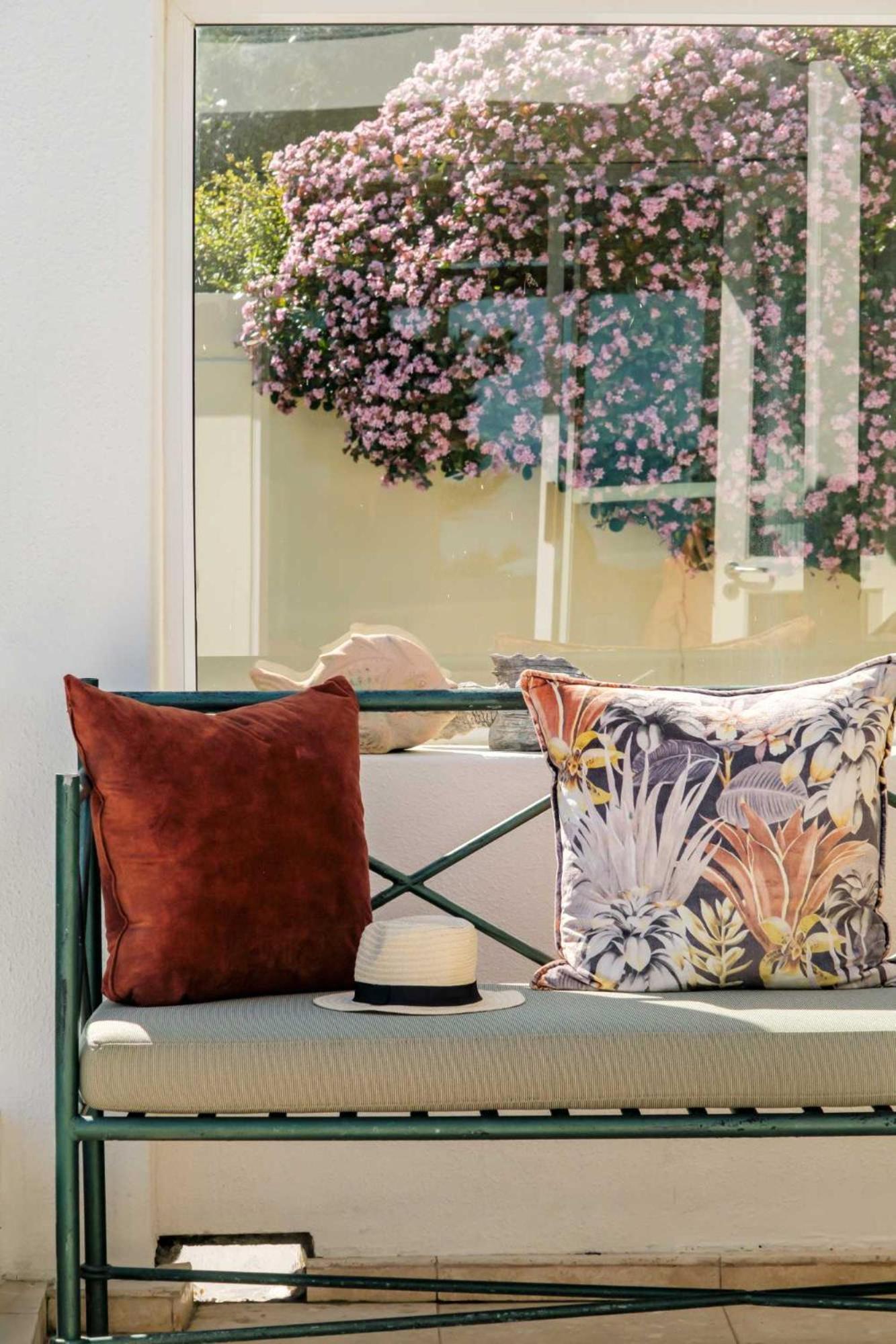 Charming 6-br Camps Bay 2 Pools And Sea Views * Cape Town