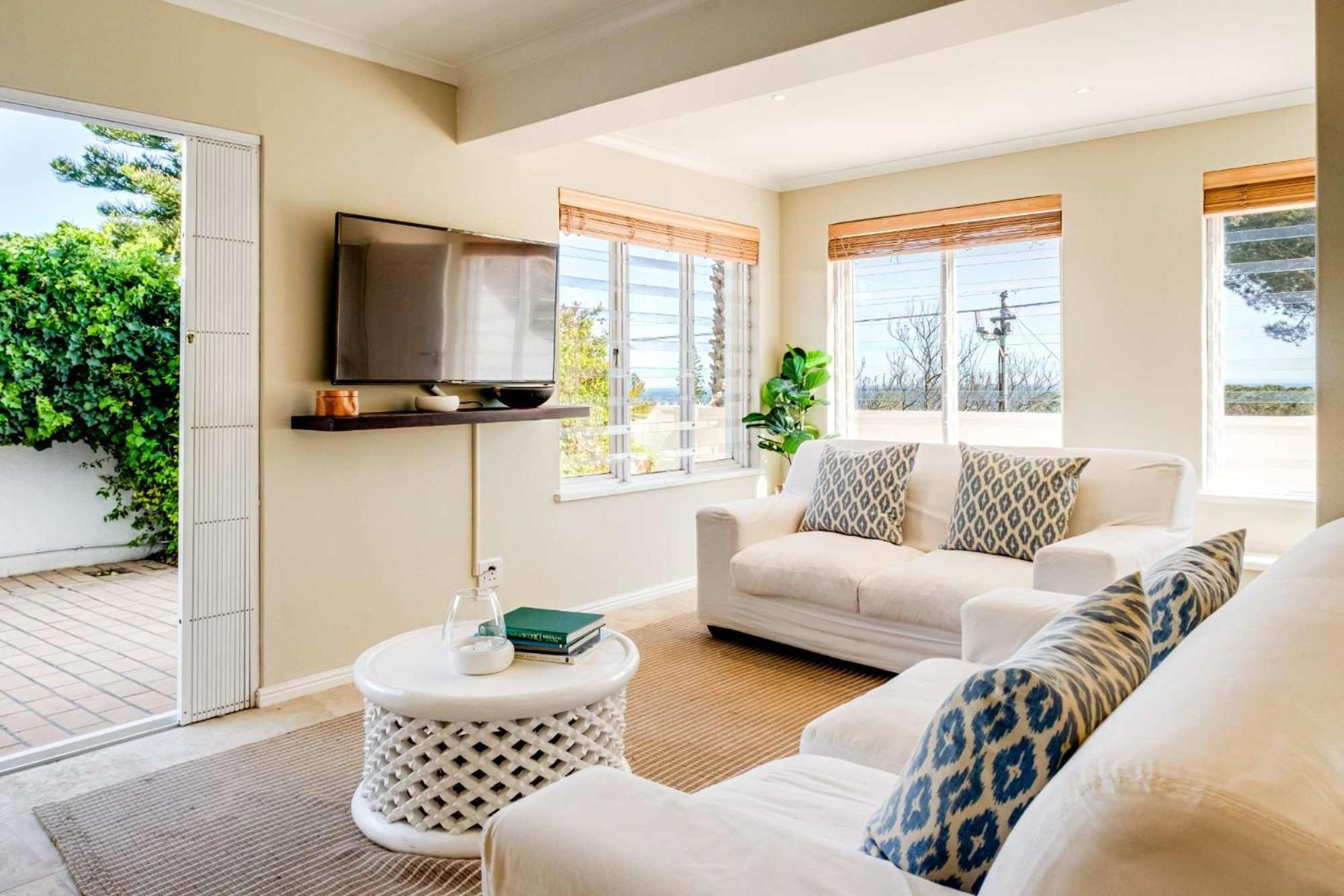 Charming 6-br Camps Bay 2 Pools And Sea Views Holiday home Cape Town